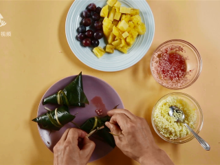 20、甜粽子和咸粽子都过时了！鲜果粽子才是王道,沿边折好，系上绳子