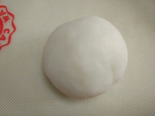 3、五彩冰皮月饼,待冷却到手温后，揉成表面光滑的面团，我们可以把玉米淀粉炒熟，作为手粉，觉得面团粘手的时候撒一点。