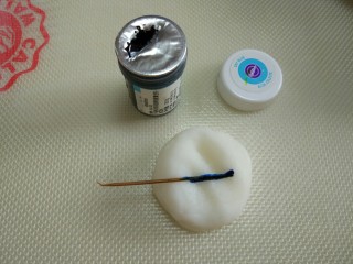 4、五彩冰皮月饼,把揉好的面团分割出五份小面团，每份10克，加入不同颜色素，因为用到色素量很少，可以用牙签沾一点点色素抹在小面团上。小面团对折，把色素包在里面，这样色素不容易粘在手上。