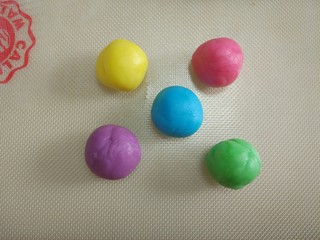 5、五彩冰皮月饼,揉好的五种彩色面团，放在一边盖上保鲜膜备用。