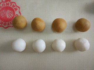 6、五彩冰皮月饼,剩下的白色冰皮分成每个20克，然后把馅分成每个25克，我用到的是郁香莱金沙奶黄馅，成品馅料直接可以用的。