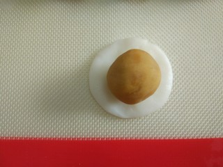 7、五彩冰皮月饼,取一个白色面团包入馅料。