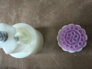 10、五彩冰皮月饼,轻轻的按压模具，慢慢的抬起。