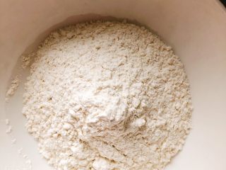 1、芝士培根披萨,取50克高筋自发粉。