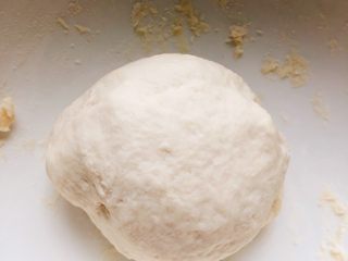 4、芝士培根披萨,将面块揉成光滑的面团。