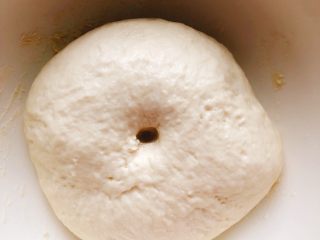 6、芝士培根披萨,面团发酵至2倍大,用手指戳面团,不回缩不内馅则面团发酵成功。