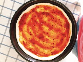 10、芝士培根披萨,涂上一层批萨酱。