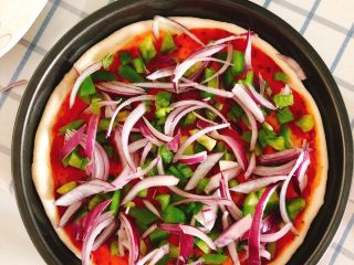 12、芝士培根披萨,铺到面饼上。