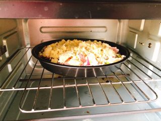 15、芝士培根披萨,放入烤箱上下火190度烤25分钟。