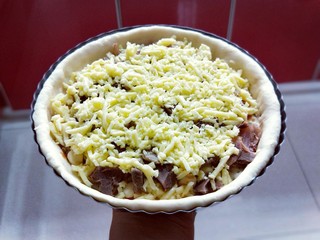 8、教你在家自制厚底牛肉披萨，做法简单，味道超赞,准备入烤箱！