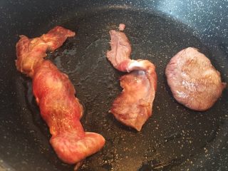 2、泡菜味噌汤面,平底锅少许油。煎牛肉片。这个牛肉片有点厚和大。因为我第一次买这个带牛筋的。平时一般买切好的和牛小片。所以我煎了三块觉得有点大。