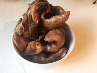 3、泡菜味噌汤面,都煎完大概就是这个样子。油光满面但是还是很诱人呀！