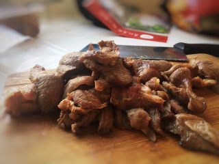 4、泡菜味噌汤面,思前想后，我只能用刀把它们切薄了，这个故事告诉你，除非做牛腩，不然还是更建议大家用薄的牛肉片。