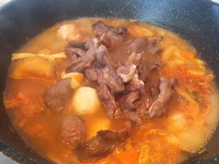 9、泡菜味噌汤面,然后再加入煎好的牛肉片。