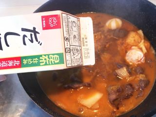 10、泡菜味噌汤面,加入昆布酱油。加入一点点蚝油、白胡椒盐、黑胡椒粉。