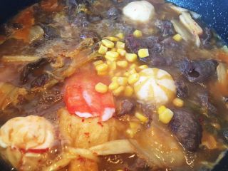 11、泡菜味噌汤面,继续煮。