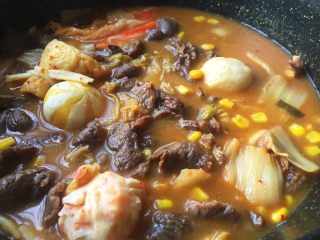 12、泡菜味噌汤面,煮到都入味了，关火。然后烧沸水，下面。面熟了，捞起来，过水。把汤浇进去。