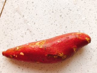 1、这个冬至的汤圆不一样-椰蓉芝士猫爪汤圆,准备一根红薯，清洗干净。