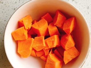 2、这个冬至的汤圆不一样-椰蓉芝士猫爪汤圆,去皮后切成块状。