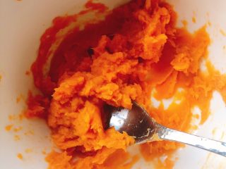 4、这个冬至的汤圆不一样-椰蓉芝士猫爪汤圆,红薯切好后捣成薯泥，多捣几圈，红薯泥越细腻越好。