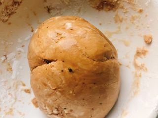 9、这个冬至的汤圆不一样-椰蓉芝士猫爪汤圆,用同样的方式做出褐色糯米粉团。（原材料：黑糖、糯米粉、温开水，黑糖需先用温开水化开后再加入糯米粉）