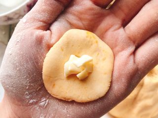 11、这个冬至的汤圆不一样-椰蓉芝士猫爪汤圆,放入芝士。