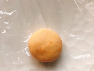 13、这个冬至的汤圆不一样-椰蓉芝士猫爪汤圆,用少许力量按压的扁一点。