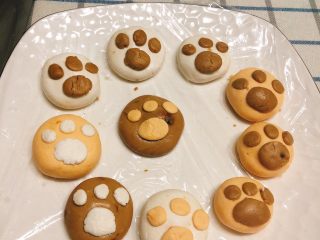 15、这个冬至的汤圆不一样-椰蓉芝士猫爪汤圆,取各种不同的颜色来搭配，做成很多个猫爪汤圆。（一次吃不完的汤圆可放冰箱冷冻，若所装容易不是塑料品，需在容器上包一层保鲜膜，否则冰冻后汤圆不易取下）