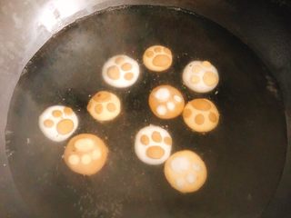 16、这个冬至的汤圆不一样-椰蓉芝士猫爪汤圆,锅里水烧开，放入汤圆煮至浮起即可。