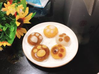 18、这个冬至的汤圆不一样-椰蓉芝士猫爪汤圆,将煮好的汤圆沥干水后放在椰丝上，底部沾满椰丝即可食用。