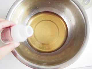 1、蛋黄豆沙月饼,转化糖浆中加入枧水搅拌均匀