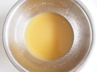 2、蛋黄豆沙月饼,加入玉米油继续搅拌均匀