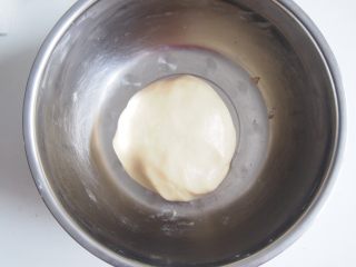 4、蛋黄豆沙月饼,揉成光滑面团,盖上保鲜膜醒发半小时左右