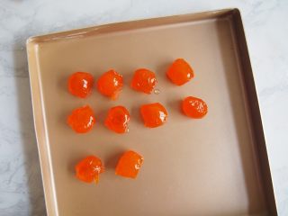 5、蛋黄豆沙月饼,鸭蛋黄提前泡油3天左右,在烤盘上摆好