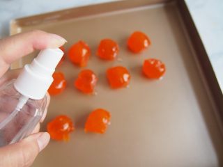 6、蛋黄豆沙月饼,喷上高度白酒,烤箱140度,烘烤15分钟左右