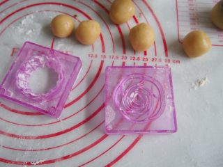 7、蛋黄豆沙月饼,将面团分成25g左右一个的面团