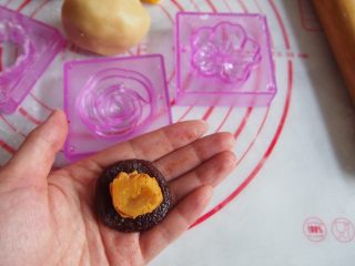 8、蛋黄豆沙月饼,取10g红豆沙包上半个咸蛋黄