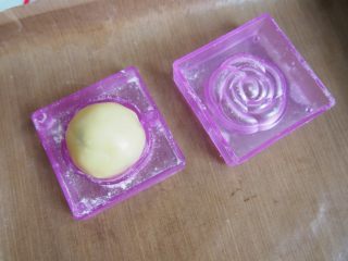 10、蛋黄豆沙月饼,模具上面撒上一层面粉,将面团放入模具中