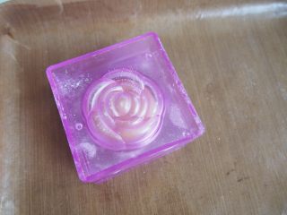 11、蛋黄豆沙月饼,将模具的另一半压上