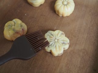 13、蛋黄豆沙月饼,取出后刷上一层蛋液,继续烘烤15分钟左右熟透即可