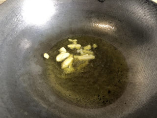 7、清炒苋菜,热锅冷油下蒜泥煸香