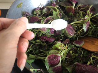 9、清炒苋菜,加盐