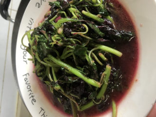 11、清炒苋菜,翻炒均匀后关火