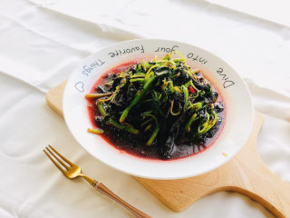 12、清炒苋菜,盛出装盘