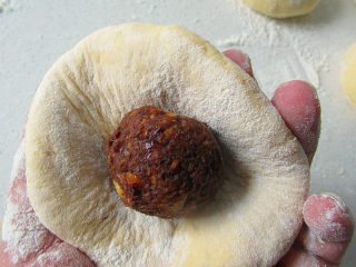 9、中秋烙糖饼,包入馅料撮成馒头形状，馅料冻半硬半软状态较容易包