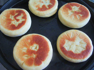 12、中秋烙糖饼,电饼铛预热。刷上一层油。放入糖饼烙至两面金黄即可食用