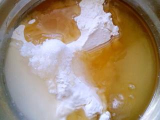 1、苏式鲜肉月饼,水皮面所有材料猪油60g 白糖 25g 面粉150g 水42g