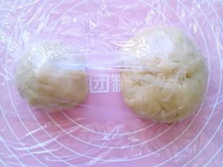 2、苏式鲜肉月饼,分别合成两个面团，盖上保鲜膜，静止15分钟。