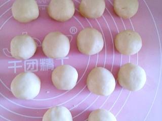 4、苏式鲜肉月饼,包好后，在盖保鲜膜，静止15分钟。