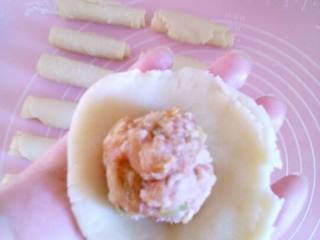 8、苏式鲜肉月饼,将鲜肉馅放在面片中央，并包起来，包的时候要注意，收口处不能沾上肉馅，否则收口处难以粘合紧密，烤的时候馅料可能会挤出来